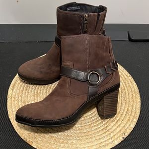 Clarks Nubtuck Leather Western Ankle Boots Size 9